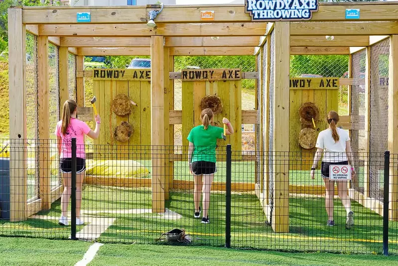 rowdy bear axe throwing in pigeon forge tn