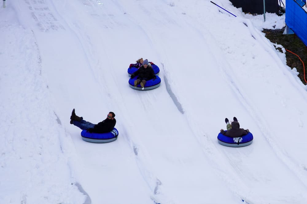 people snow tubing in pigeon forge at rowdy bear's smoky mountain snowpark